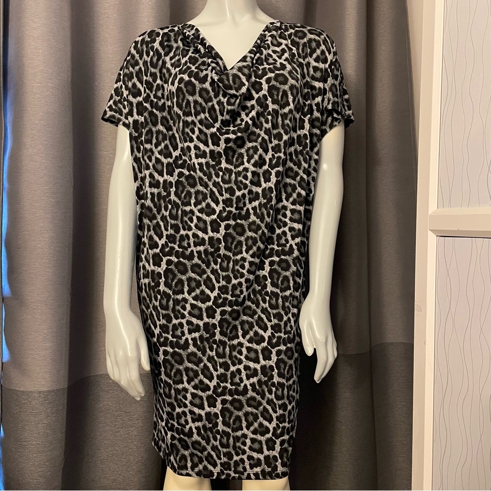 Like new Michael Kors casual animal print dress. Great for work or play! Size S